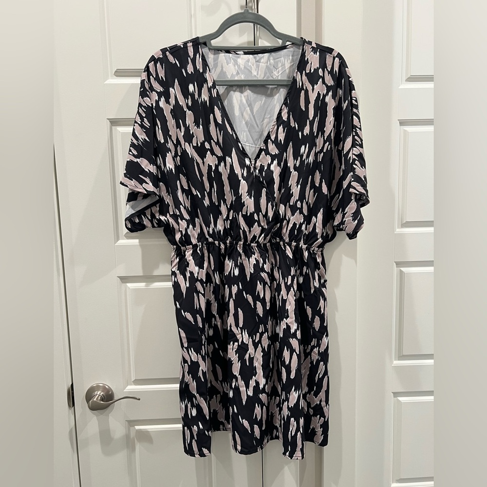 NEW Never worn! Elegant Black and Cream Patterned Dress